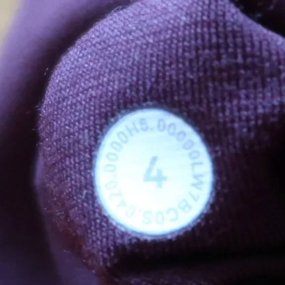 Align Short 8" size 4 in color Cassis - Picture 3 of 4